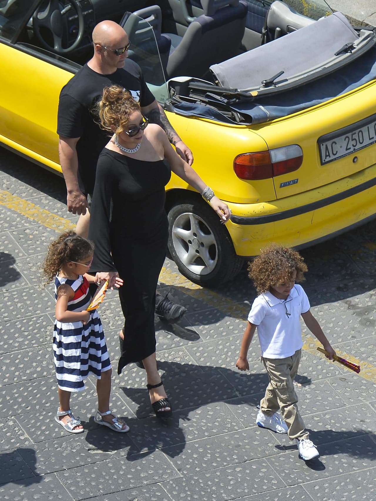 La familia acudió al puerto para tomar un paseo en bote.