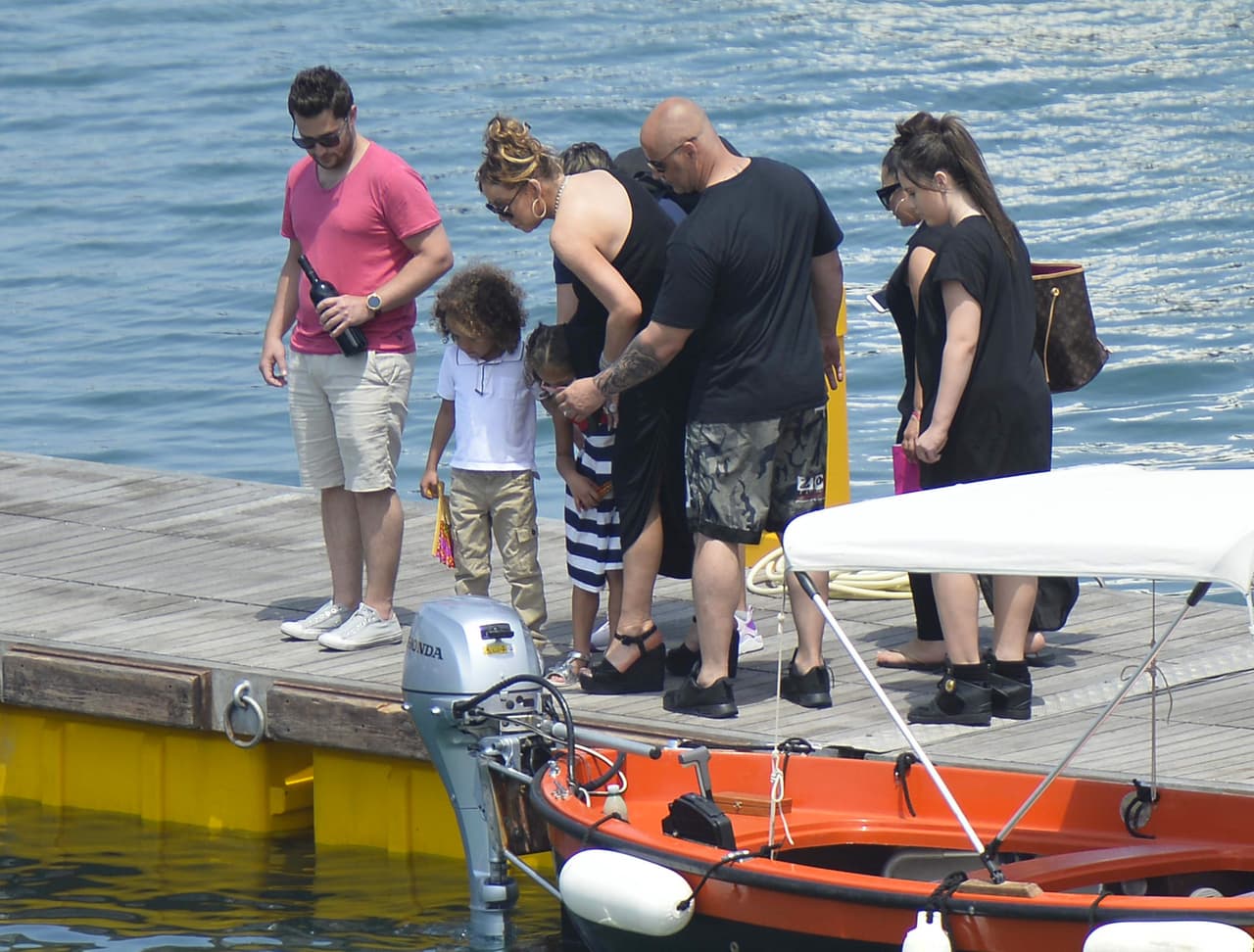 Al parecer vieron un pececito en el mar.