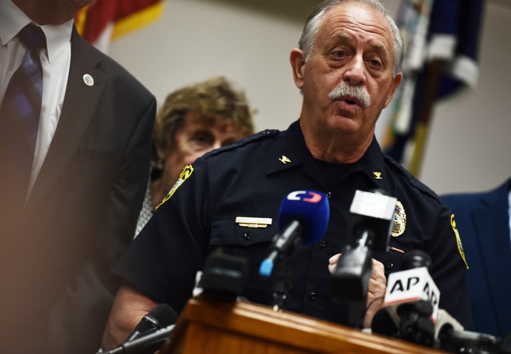 El jefe de la Policía de la ciudad, James Cervera, informó en una conferencia de prensa que un empleado municipal disparó de manera "indiscriminada" a sus compañeros de trabajo. Cervera agregó que aún se investigan las causas del tiroteo.