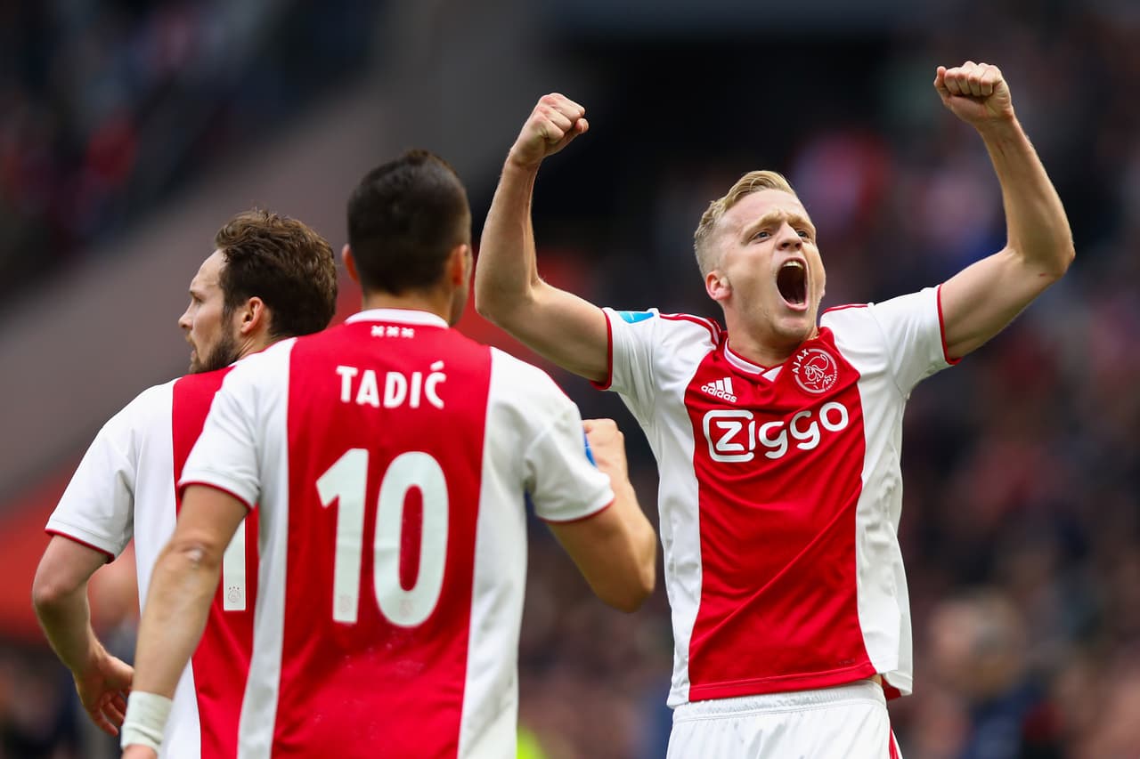 Ajax es 'virtual' campeón de la Eredivisie luego de vencer 4-1 al Utrecht en el Johan Cruyff Arena en Amsterdam y así acercarse título una campaña memorable.