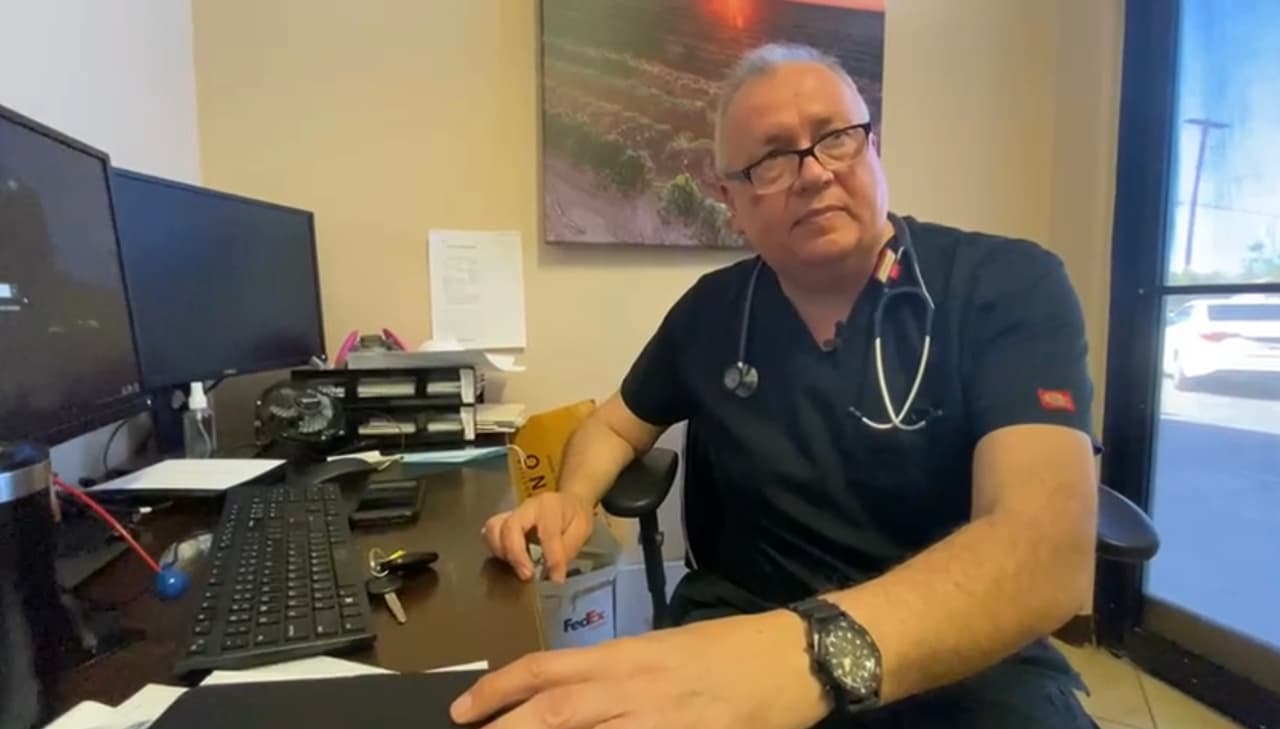 "Necesitamos más vacunas": alcalde de ciudad fronteriza en Arizona, quien estuvo a punto de morir por Covid-19