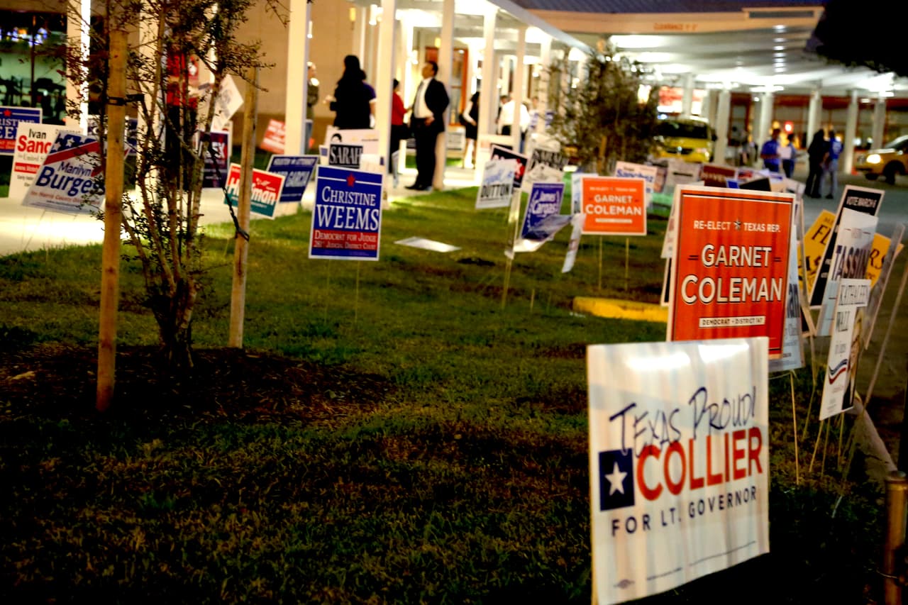 Decenas de personas seguían llegando al Metropolitan Multi-Service Center para votar, minutos antes del cierre de las urnas.