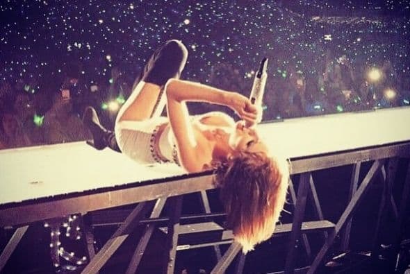 Enteramente sexy, así es Taylor Swift, quien regaló una foto de lo espectacular que son sus shows.