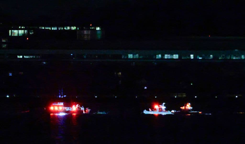 Las unidades de respuesta a emergencias realizan un operativo de búsqueda y rescate en el río Potomac, luego de que un vuelo de American Airlines procedente de Wichita, Kansas, chocó con un helicóptero mientras se aproximaba al Aeropuerto Nacional Ronald Reagan.