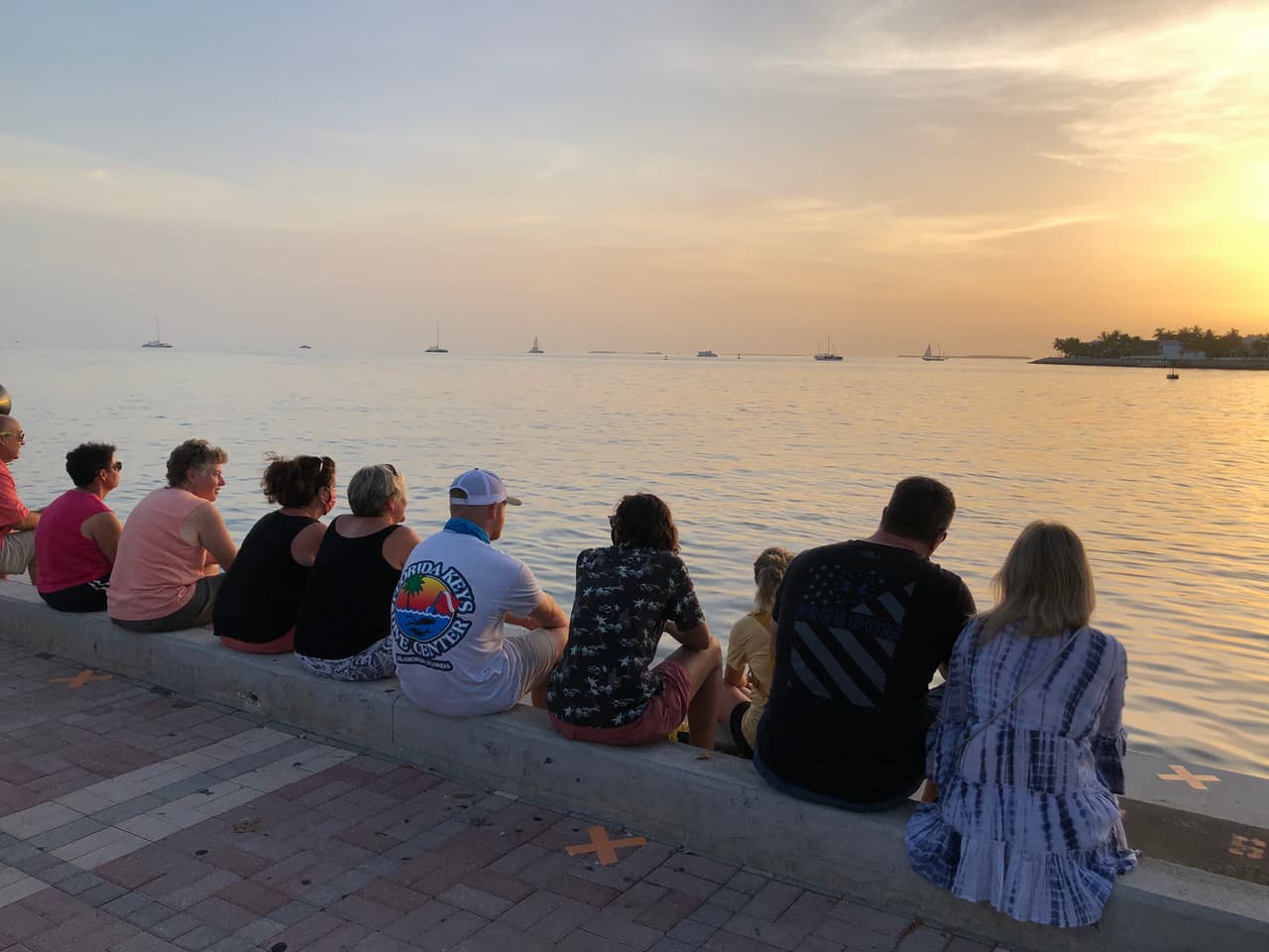 Tampoco, en el turístico lugar de Mallory Square, en donde muchos esperan para ver el atardecer, se guardó la distancia social.