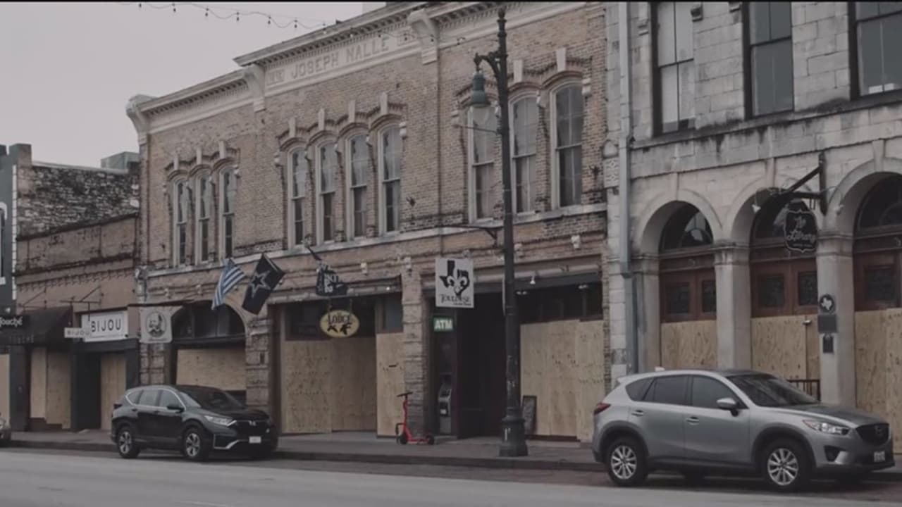 “Calles desoladas y negocios cerrados”, artistas captan en video cómo luce Austin 