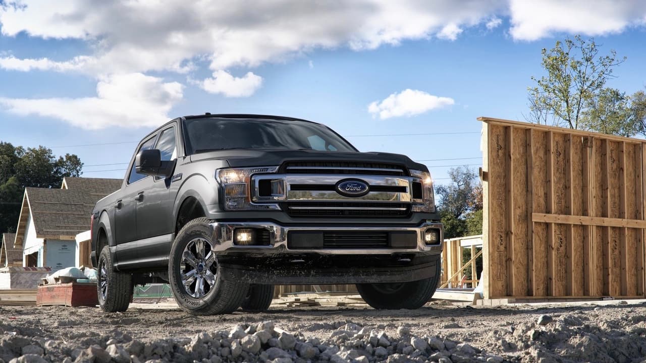 <h3 class="cms-h3-H3">3. Ford F-150 </h3>
<br>
<br>La camioneta pickup grande de Ford es la versión de trabajo liviano de la línea de pickups más en Estados Unidos durante los últimos 41 años, así como el tercer modelo más estadounidense de 2018. Sin embargo la distinción solo aplica a las versiones 4X4 equipadas con el motor V8 Coyote de 5.0 litros o con el V6 EcoBoost de 2.7 litros, y la versión 4X2 equipada con el V8 Coyote. Estas versiones de la Ford F-150 lograron una calificación de contenido local de
<b> 82.5 puntos</b>. La Ford F-150 es construida en las plantas de ensamblaje de camiones de Ford en Dearborn, Michigan y Kansas City, Missouri.
