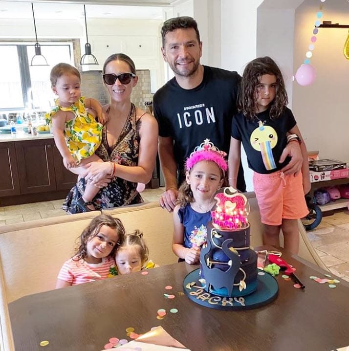 Con esta imagen pudimos notar que las hijas de Bracamontes tienen gran parecido con su mamá cuando era pequeña.