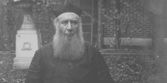 La Capilla de San Antonio, o el Santuario de San Antonio de Padua como se lo conoce oficialmente, fue construido originalmente en 1880 por 
<b>Fray Suitbert Mollinger</b>, quien era el pastor de la Iglesia del Santísimo Nombre de Jesús, que todavía se encuentra cerca. El padre Mollinger nació en Bélgica y llegó a Estados Unidos como misionero en 1854. Se instaló en el barrio de Troy Hill de Pittsburgh en 1868.