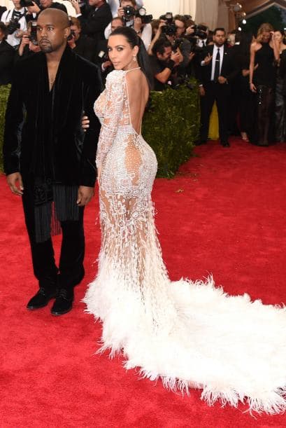 La elegante cola de Kim partió plaza por la alfombra roja más prestigiada de la temporada.