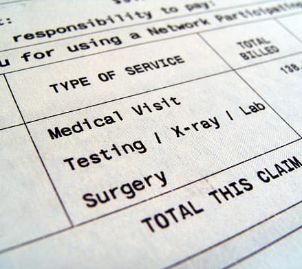 ¿Qué hacer si te enfermas de coronavirus, te llega una factura por miles de dólares y no tienes seguro médico?