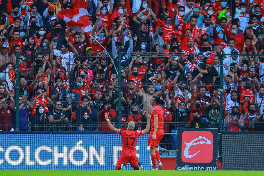 Cruz Azul volvió a mostrar su mejor versión y le pasó por encima y goleó por 1-4 a Toluca, gracias a los tantos de Juan Escobar, Charly Rodríguez y un doblete de Santiago Giménez.