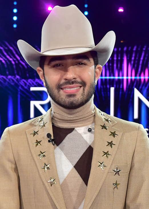 Por su parte, Joss Favela sorprendió con esta moderna chaqueta beige con estrellas en las solapas, de la colección de The Astorga Project.