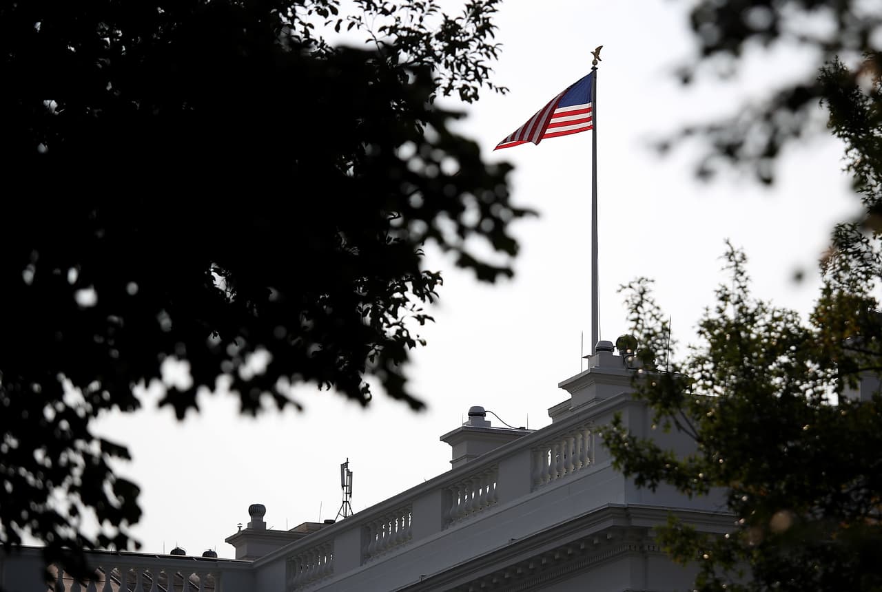En la Casa Blanca, sin embargo, la bandera se mantuvo a media asta durante poco más de 24 horas, el tiempo 
<a href="https://www.univision.com/noticias/politica/la-bandera-de-la-casa-blanca-ondea-alta-despues-de-una-breve-a-media-asta-en-tributo-a-mccain-cual-es-la-tradicion">que estipula el protocolo. </a>