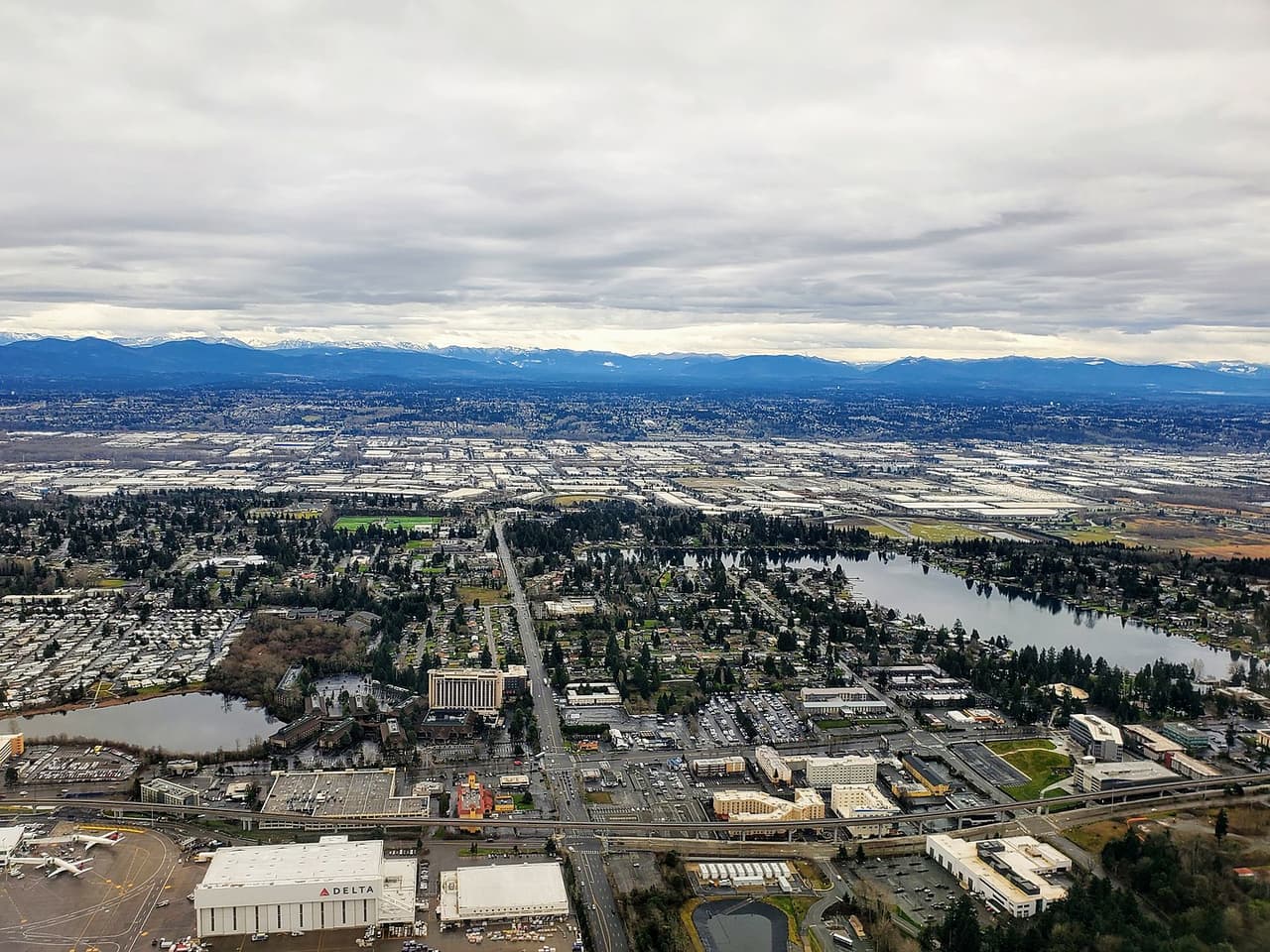 <h2 class="cms-H2-H2">35. SeaTac, Washington</h2>
<br>
<br>💵
<b> Salario mínimo por hora a partir del 1 de enero de 2023 (empleados de empresas de hostelería y transporte):</b> $19.06
<br>