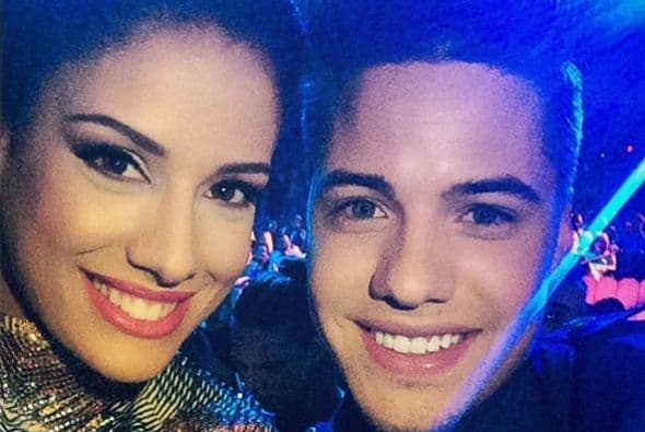 Durante la entrega de premios, aprovechó para tomarse una selfie con su compañero y amigo, William Valdes.