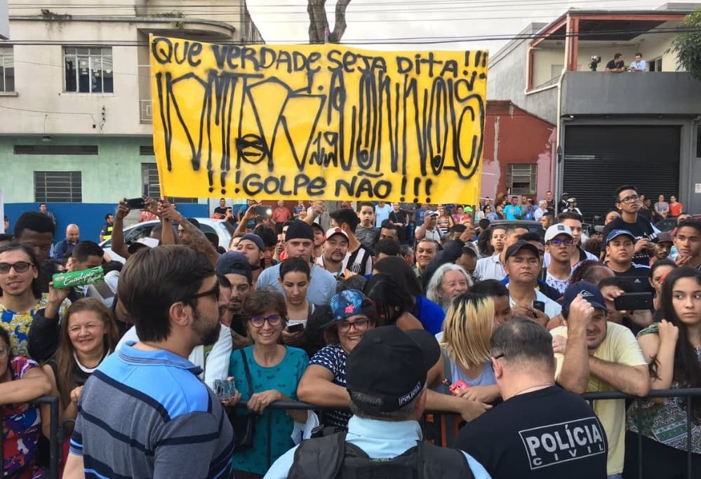 Neymar se presenta a declarar y sus seguidores se agolpan en la comisaría para apoyarlo