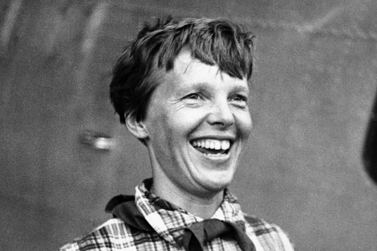 <b>Amelia Earhart, primera mujer en atravesar en avión el océano Atlántico. </b>La piloto logró esta hazaña en 1932, apenas cinco años después que lo hiciera el primer hombre. Despegó de Terranova, Canadá, y aterrizó en Irlanda después de 15 horas. Ella y su copiloto desaparecieron misteriosamente durante un vuelo que la habría convertido en la primera mujer en volar alrededor del mundo.