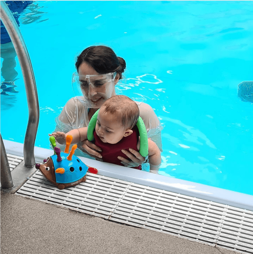 Irán Castillo metió a su hijo Demián a clases de natación a sus 7 meses