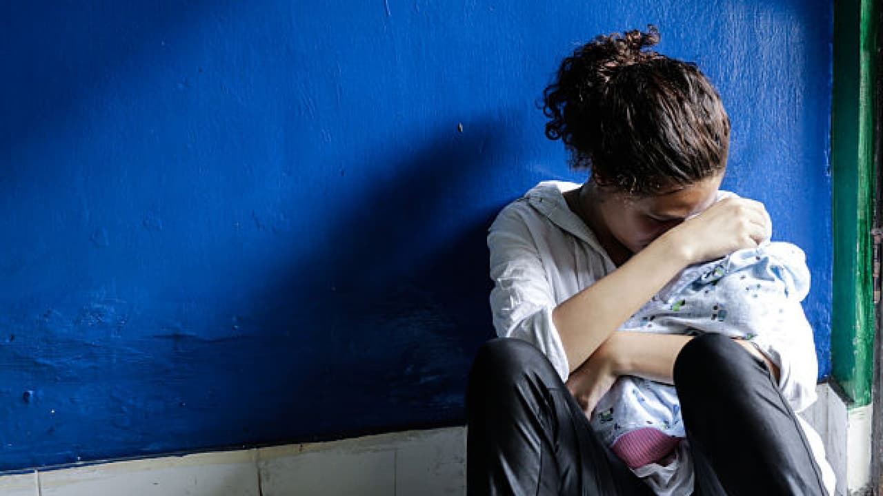 "No deben sentirse avergonzadas": la depresión postparto puede sucederle a cualquier mujer y así puedes pedir ayuda