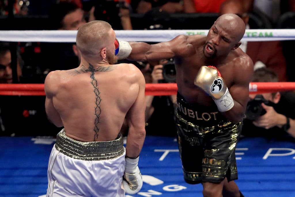 Vale la pena aclarar es que esas ganancias de Mayweather llegan por la suma de los diferentes contratos del pugilista, bien apodado
<i>Money</i> y al que incluso el mexicano ha retado para una revancha.