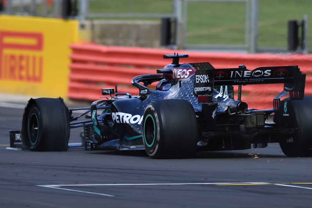 Lewis Hamilton consiguió el primer sitio en el Circuito de Silverstone. Verstappen y Leclerc completaron el podio. Ricciardo y Norris llegaron en cuarto y quito, respectivamente. Stroll, compañero de Checo Pérez, terminó en el noveno puesto. El próximo fin de semana se correrá la carrera del septuagésimo aniversario.