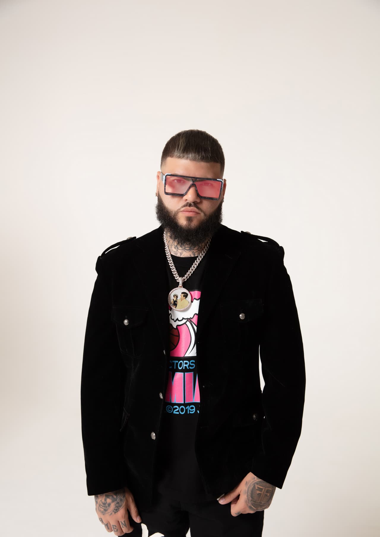 Farruko tiene ahora sus premios en las categorías Colaboración Del Año – Pop y Canción Del Año – Urbano/Pop.