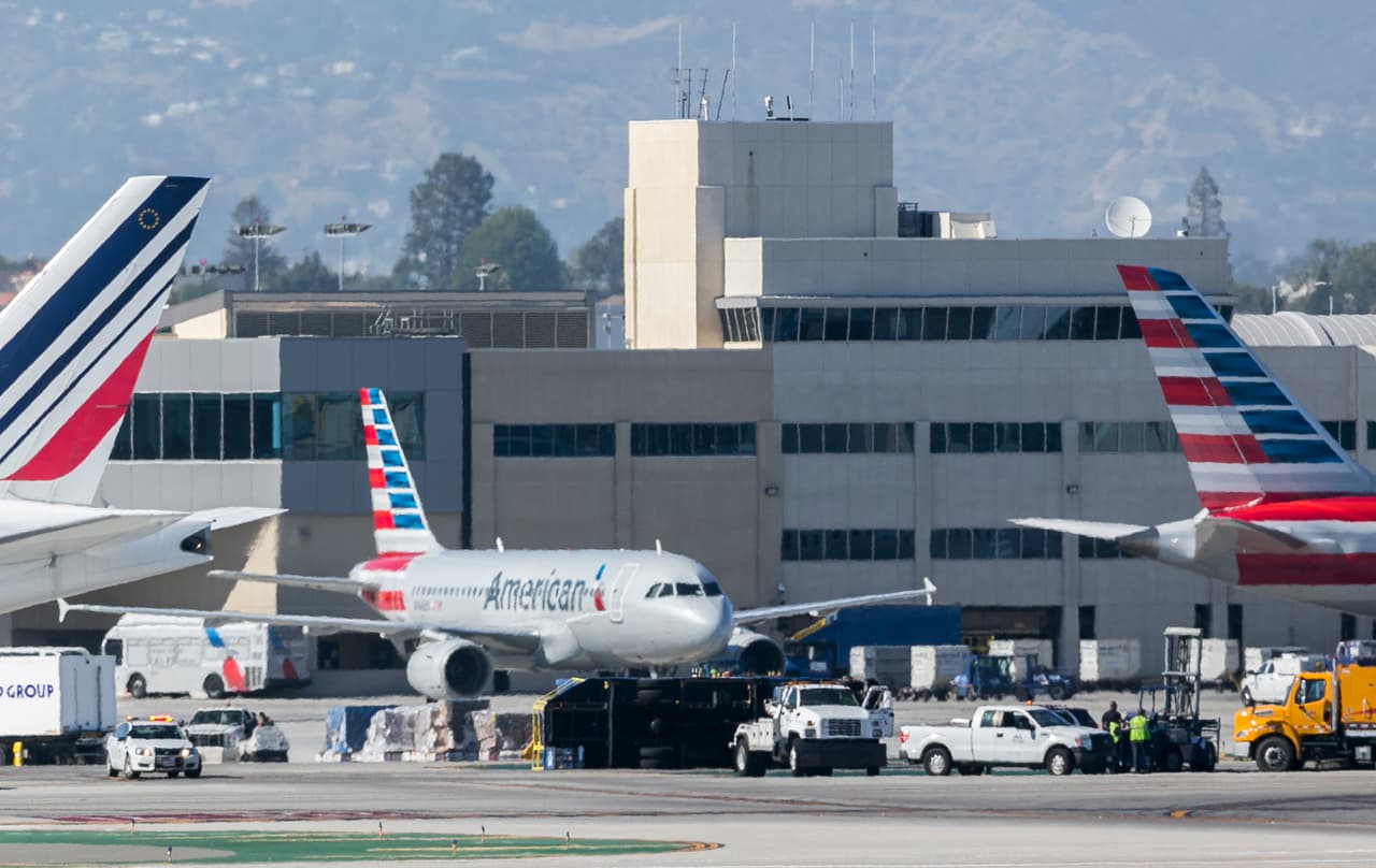 Avión y autobús de American Airlines chocan en aeropuerto de Los Ángeles, hay 4 hospitalizados