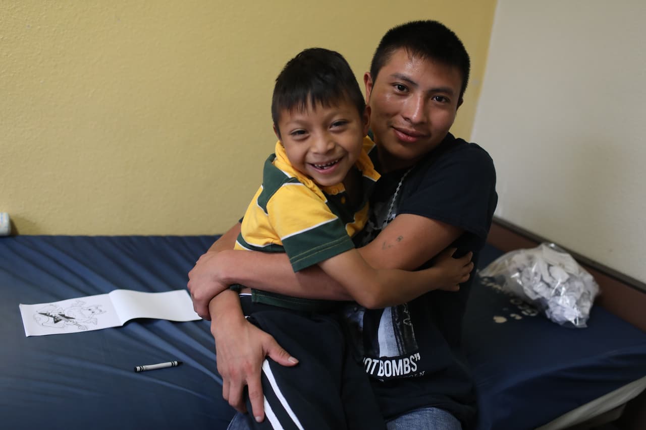 Manuel y hijo Agusto, de 9 años, estuvieron separados durante 75 días.