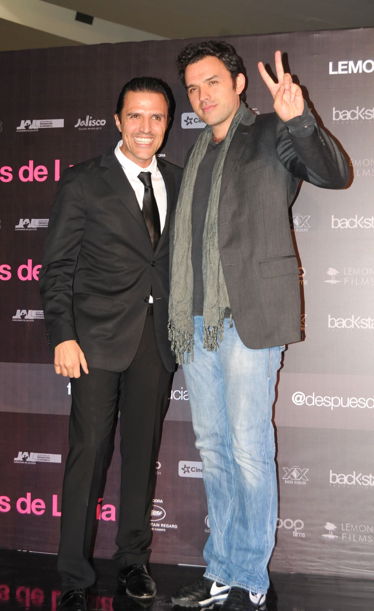 A este mismo evento acudió Billy Rovzar, quien fue cuestionado acerca de cómo es la relación con Bárbara Mori y así respondió: "De eso no puedo hablar, no hay comentarios de eso".