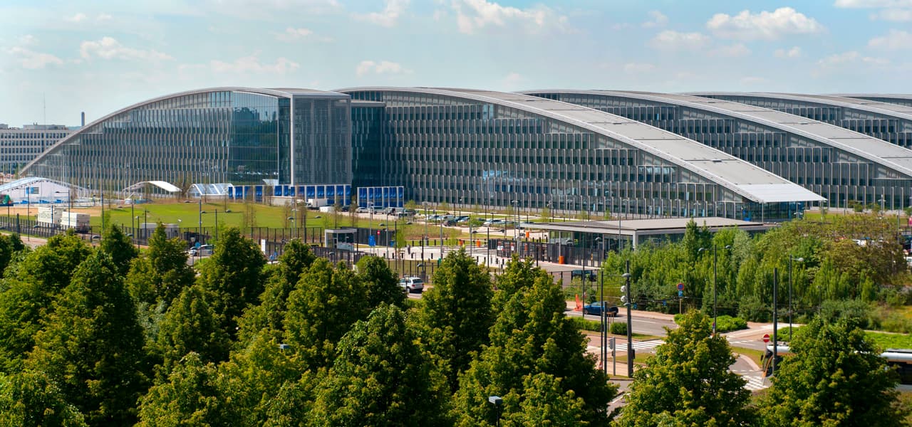 En mayo de 2017, alrededor de 260 empleados y contratistas de la OTAN ya están trabajando permanentemente en las instalaciones. El edificio fue construido para ser eficiente en el consumo de energía y recursos con sistemas de aislamiento térmico y de iluminación avanzados. La calefacción geotérmica utilizará la temperatura constante debajo de la superficie del suelo para proporcionar calor en invierno y frio en verano. La captación y almacenamiento de agua de lluvia proporciona el 90% del agua necesaria para los baños, limpieza y paisajismo.