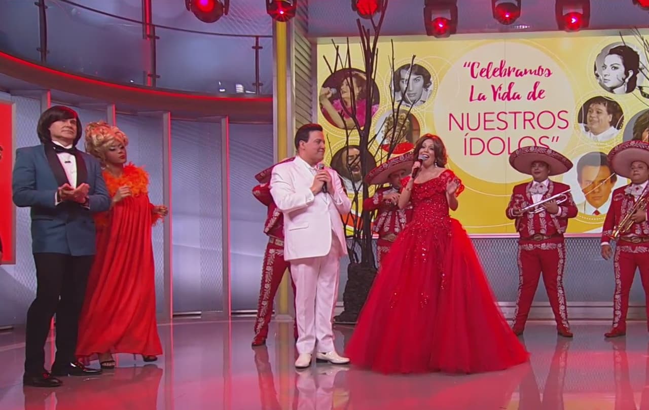 La voz y la actuación de Karla y Raúl hicieron que sus compañeros se emocionaran al recordar el legado de los exitosos cantantes.