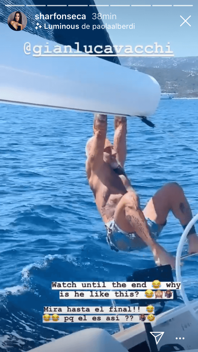 Se colgó de uno de los extremos de la vela de la embarcación para flotar encima del mar.
<br>