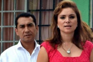 María de los Ángeles Pineda Villa, adelante de su marido, José Luis Abarca Velázquez. (Imagen tomada de Twitter).