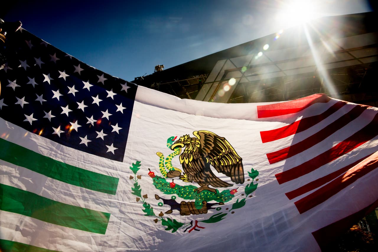 Dos culturas lograron unirse en una bandera fronteriza. Foto: David Maris.