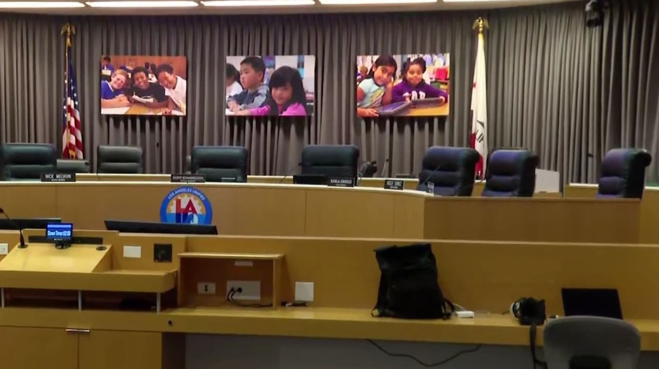 Junta de LAUSD evalúa el futuro de Carvalho tras investigación del FBI