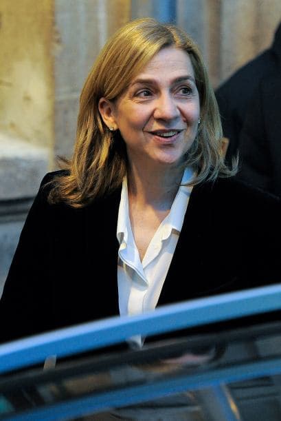 ILa infanta Cristina explicó durante seis horas y media de declaración judicial por el caso Nóos que se desentendió de la gestión de Aizoon, la empresa que creó al 50 % con Iñaki Urdangarin, porque confiaba plenamente en su marido, informaron fuentes jurídicas. La infanta se desligó de la administración de la sociedad familiar y aseguró que no participó en ninguna actividad del Instituto Nóos, la entidad a través de la cual Urdangarin presuntamente malversó fondos públicos. Durante el detallado interrogatorio de Castro, el primer juez que ha imputado a un miembro de la Familia Real española, la infanta admitió que hizo gastos personales con la tarjeta de crédito de Aizoon, porque entendía que no era ilegal y ha detallado que dispone de tres o cuatro tarjetas de esa clase, negando que ella o su marido tengan ninguna cuenta en paraísos fiscales y que el motivo de su presencia en la empresa que compartía con su marido fuese actuar de escudo ante Hacienda, algo que hubiera rechazado por principios. También aseguró que cuando el asesor del Rey José Manuel Romero le pidió en 2006 a Urdangarin que abandonara el Instituto Nóos, ella entendió que se trataba de evitar la mala imagen que podía acarrear que la entidad se viera envuelta en polémicas políticas, pero no pensó que su marido hiciera nada ilícito. Ella dijo que los 1,2 millones de euros que recibió de su padre para la compra de la casa del matrimonio en la ciudad de Barcelona son un préstamo que está devolviendo poco a poco.