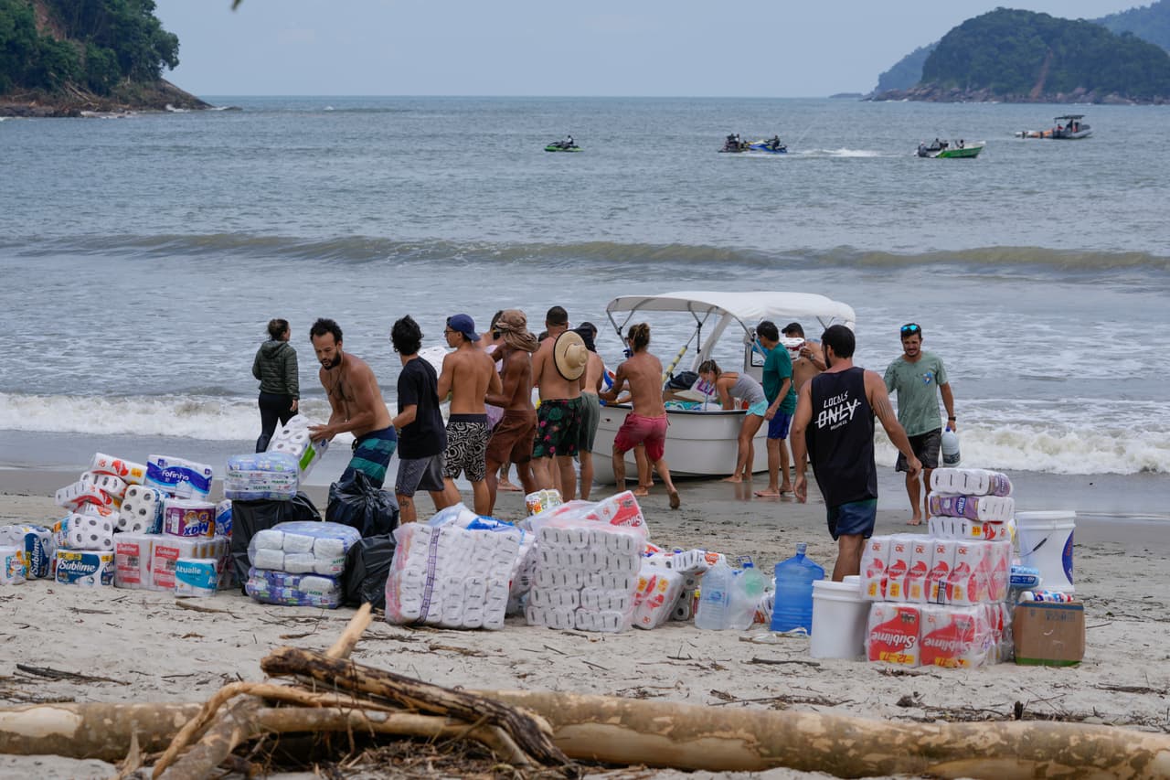 Las personas sin hogar están siendo albergadas en escuelas, jardines de infancia e iglesias. El gobierno del estado de São Paulo dijeron que se han distribuido alrededor de 7.5 toneladas de artículos de ayuda, incluidos alimentos, agua y kits de higiene.