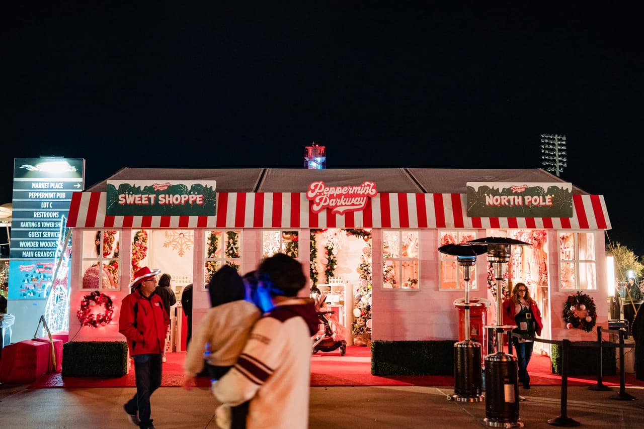 Los horarios para los recorridos son entre las 18:00 y las 21:00 horas. Mientras que el horario para visitar Peppermint Plaza van desde las 17:00 hasta las 22:00 horas.