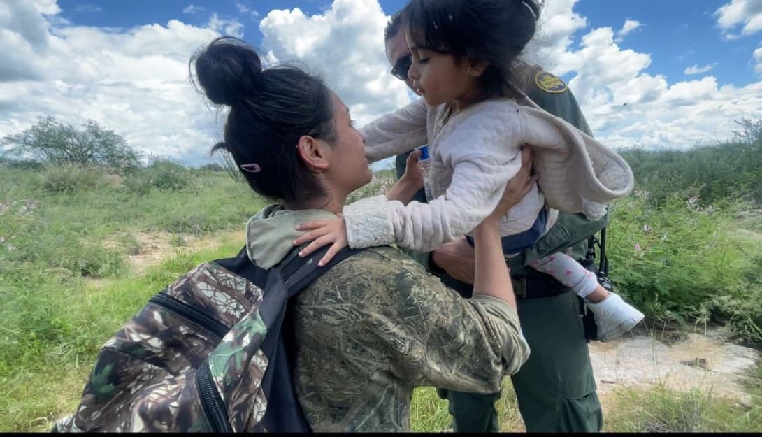 Un agente le entrega a su madre a la niña de 4 años, la menor ya no podía caminar.