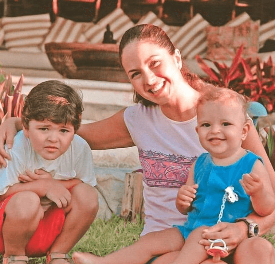 "Eso dio mucha paz a los chavos, a José y a 'La Beba', que estaban chicos cuando nos divorciamos, me cambié al lado y la verdad nos vemos muy bien como amigos", dijo Mijares en entrevista para el programa Hoy presentada este mes de junio.