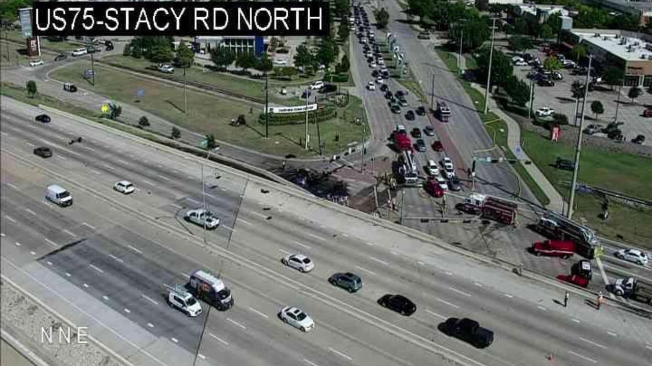 Tras el incidente acudieron unos 20 elementos de rescate a sofocar el incendio y auxiliar el tráfico en la zona.