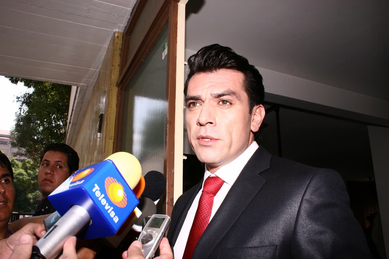 Jorge tiene ojos color miel.