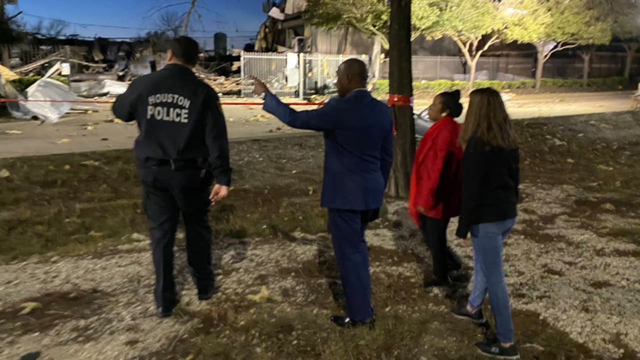 La congresista Sheila Jackson Lee participó en el recorrido de la zona cercana a Watson Grinding & Manufacturing Co, al noroeste de Houston.