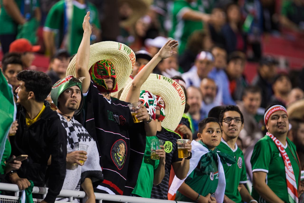 Los fanáticos mexicanos prendieron la fiesta en Las Vegas en medio del amistoso contra Islandia. Disfraces, colorido, amigos, familias, bellas mujeres y hasta música fueron parte del colorido de los presentes. Los atuendos llegaron hasta el estadio para el partido.