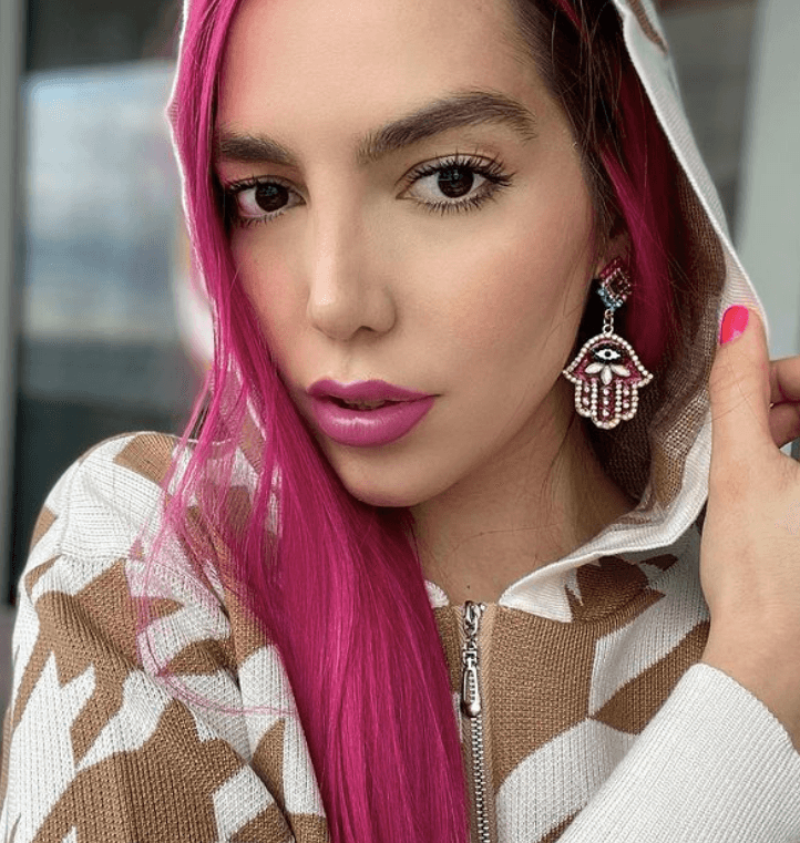 <b>Frida Sofía</b>
<br>Desde hace un par de años, 
<a href="https://www.univision.com/famosos/frida-sofia-hermana-muerte-esto-dijo-fotos">la hija de Alejandra Guzmán</a> lucía un balayage rubio y así comenzó el 2021, pero a finales de agosto apareció en redes sociales con la melena magenta. Sus seguidores rápidamente comentaron lo “genial” y “hermoso” que se le ve este tono.