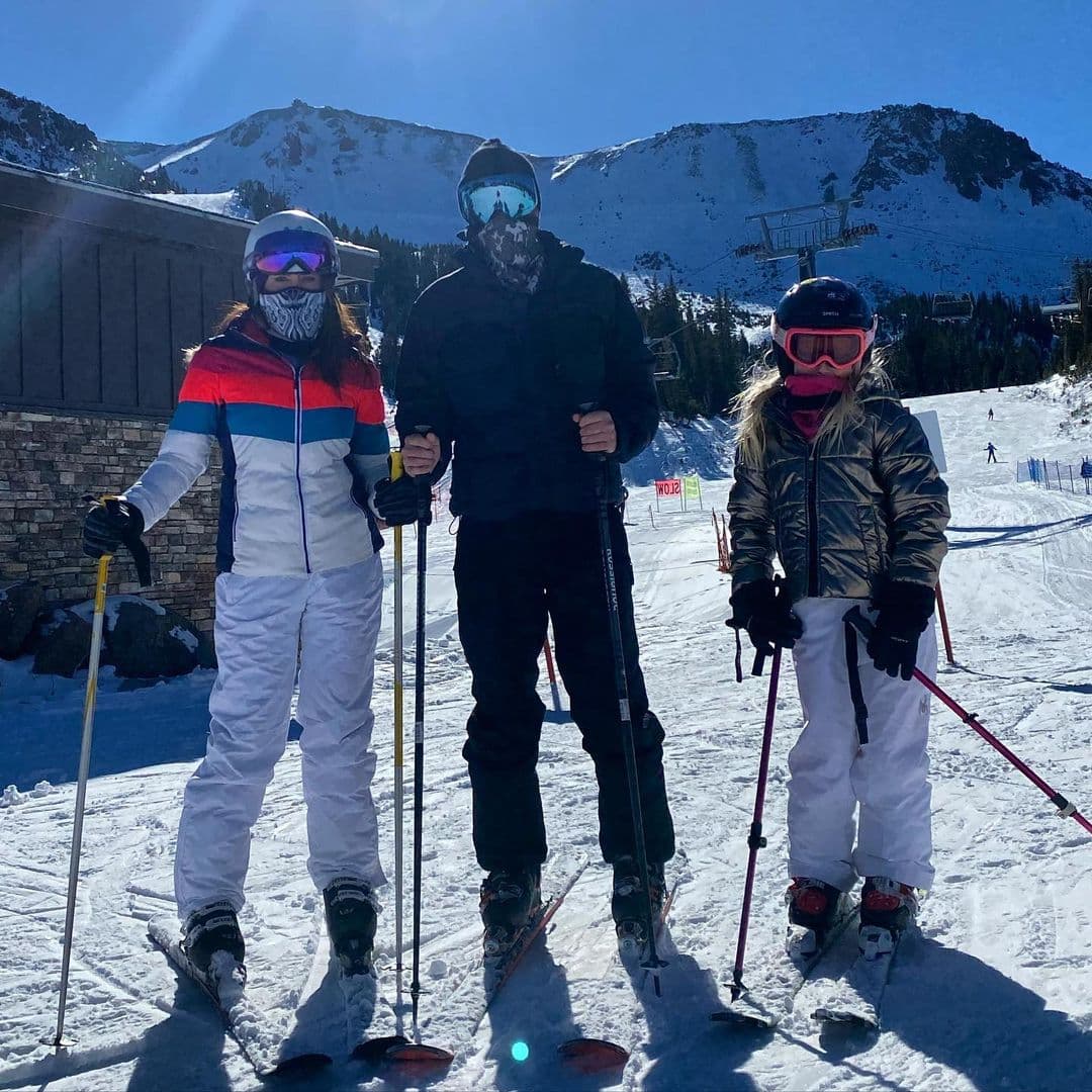 Este viaje no lo hizo sola, su prometido Sebastián Jiménez se tomó unos días para pasar con ella y los acompañó Zoe, la hija del productor, con quien la conductora colombiana tiene una excelente relación.