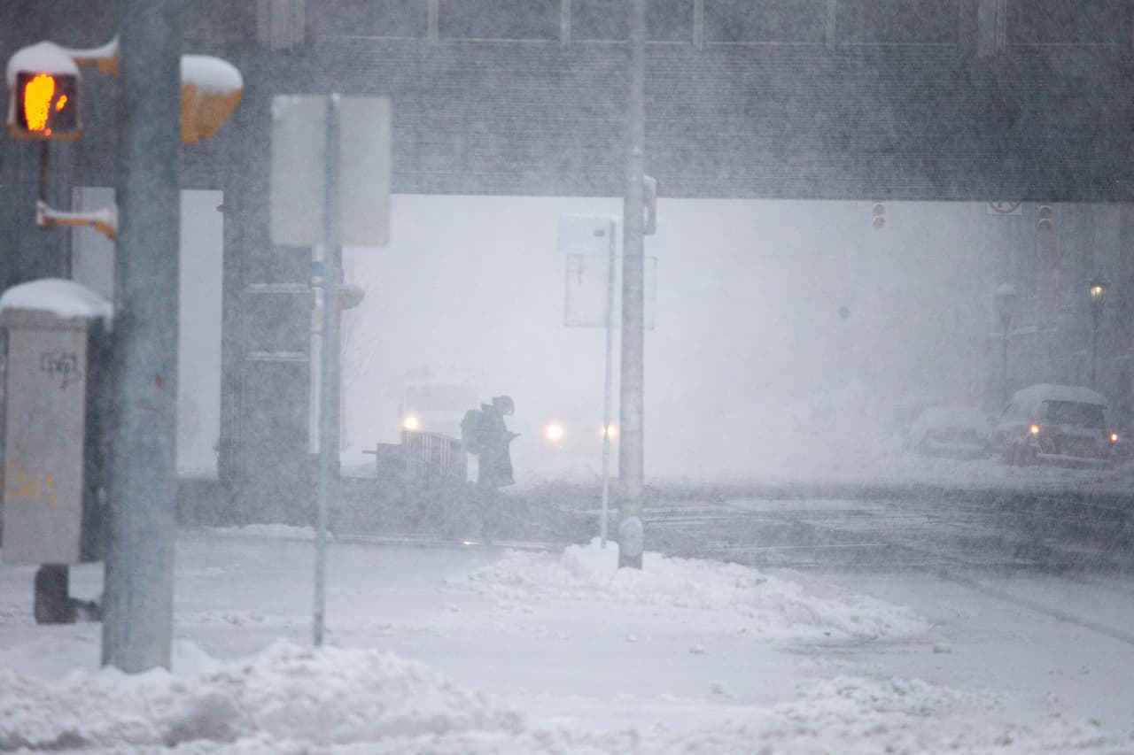 La gobernadora de Nueva York, Kathy Hochul, declaró el pasado jueves el estado de emergencia para algunas zonas del oeste afectadas por estas tormentas causadas por vientos helados que recogen la humedad de los lagos más cálidos y arrojan la nieve en bandas estrechas.
<br>