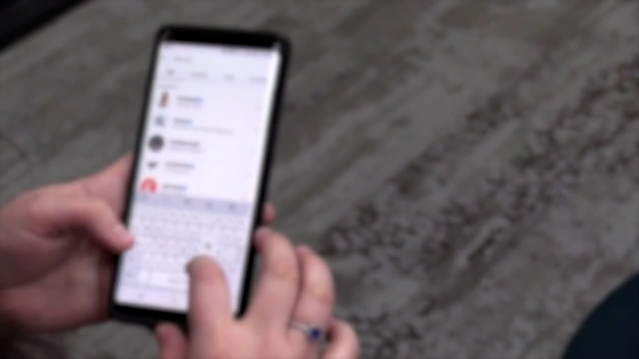 <a href="https://www.univision.com/noticias/sucesos/austin-lee-edwards-catfishing-riverside-menor-triple-asesinato">Edwards se hizo pasar por un adolescente</a> de 17 años, para establecer una relación romántica y sexual con la menor.