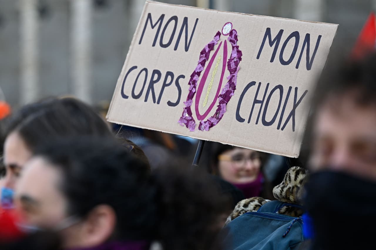 <b>“Mi cuerpo, mi elección”</b>, se lee en un cartel visto en la protesta de las mujeres en Rennes, al este de Francia. La fecha se celebra desde 1975, y en 1977 fue proclamado por la
<a href="https://www.un.org/es/observances/womens-day/background"><u>Asamblea General de las Naciones Unidas</u></a>.
<br>